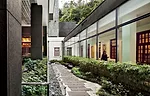 Next to the new main pavilion on the lower site is the renovated GG Block, which Williams and Tsien converted to administrative offices. They also glazed and covered the veranda of this masonry struct