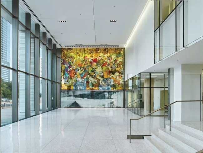 A large glass artwork by Clifford Ross separates the main lobby from the jury-assembly room. Its colorful upper portion brings together pieces of a photograph of a Colorado mountain; the lower part is