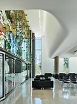 A large glass artwork by Clifford Ross separates the main lobby from the jury-assembly room. Its colorful upper portion brings together pieces of a photograph of a Colorado mountain; the lower part is