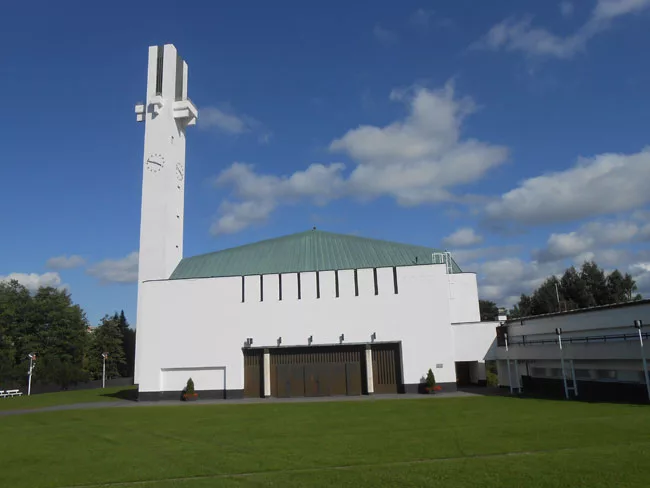 The Lakeuden Ristin Kirkko (Cross of the Plains Church) and its clock tower were the first buildings by Aalto in Sein'joki.