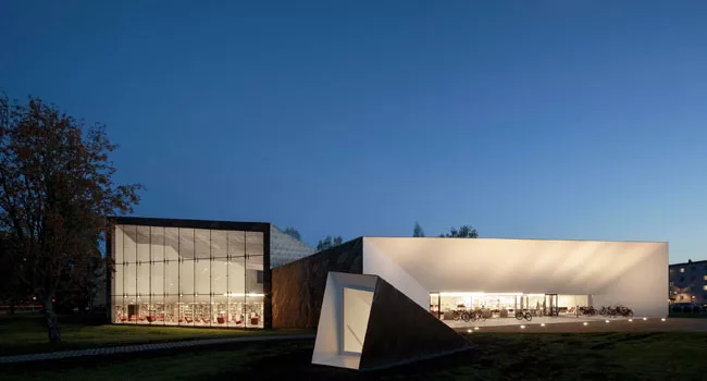 While Aalto’s library is mostly opaque, with just clerestory windows in its reading room, the addition offers big views into its main book hall (left in photo) and its entry pavilion (right in p