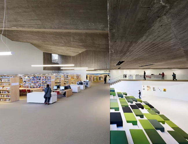 Designed for a digital age, the library reduces the presence of bookshelves, instead offering places for people to gather and read, such as the “reading steps”.