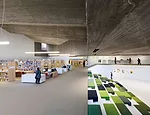 Designed for a digital age, the library reduces the presence of bookshelves, instead offering places for people to gather and read, such as the “reading steps”.