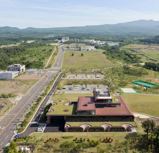 The building sits on an axis that will lead to other office buildings in the future.