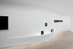 On the side of the suspended wall facing the gallery, halogen fixtures for the cove lighting and fluorescent lighting for its underside accentuate the ethereal quality of this setting.