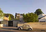 The tectonic arrangement of the building blocks facing onto the street
