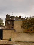 The tectonic arrangement of the building blocks facing onto the street