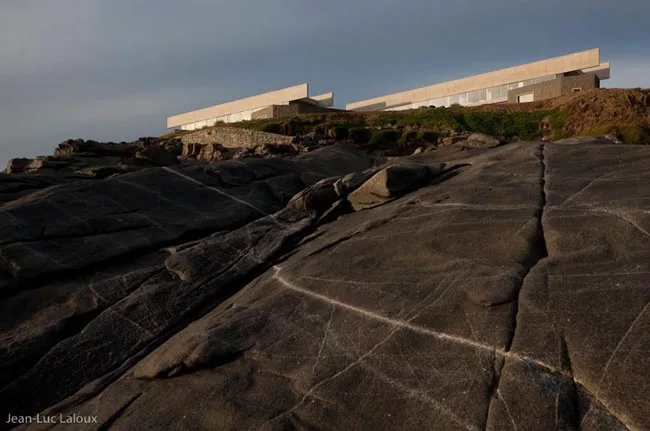 On the first floor, Cristian Undurraga excavated the rocky promontory to give the living area breathtaking views on both sides.