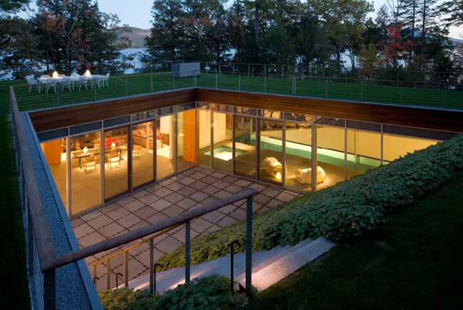 Gluck's work is heavily influenced by his time spent in Japan: the sunken outdoor courtyards envoke the Japanese concept of 'engawa,' an extension of interior spaces outside.