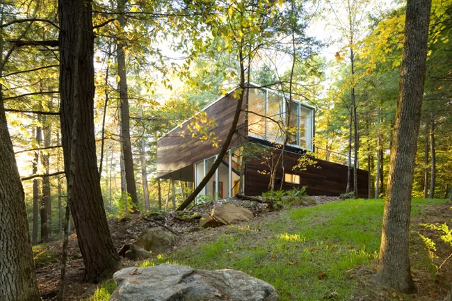 Gluck's work is heavily influenced by his time spent in Japan: the sunken outdoor courtyards envoke the Japanese concept of 'engawa,' an extension of interior spaces outside.