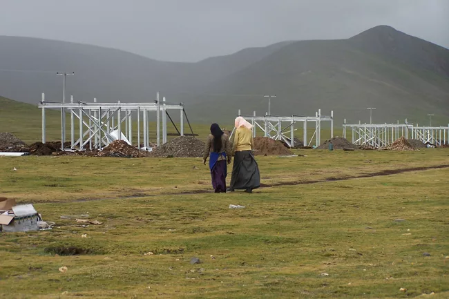 Tibetan herders need safe homes for their winters. Given the severe climate and the fact that lengthy transport routes fall within an earthquake zone, Hsieh introduced lightweight steel frames to trad