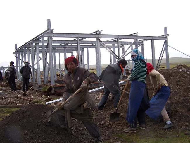Tibetan herders need safe homes for their winters. Given the severe climate and the fact that lengthy transport routes fall within an earthquake zone, Hsieh introduced lightweight steel frames to trad