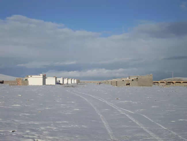 Tibetan herders need safe homes for their winters. Given the severe climate and the fact that lengthy transport routes fall within an earthquake zone, Hsieh introduced lightweight steel frames to trad