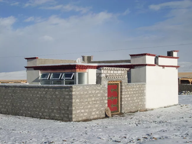 Tibetan herders need safe homes for their winters. Given the severe climate and the fact that lengthy transport routes fall within an earthquake zone, Hsieh introduced lightweight steel frames to trad