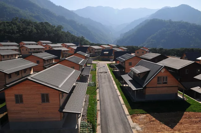 Hsieh designed this housing in response to the August 2009 Typhoon Morakot in Taiwan. 132 units of these steel-frame, fir- and steel-clad houses were completed in 2010 in Majia.
