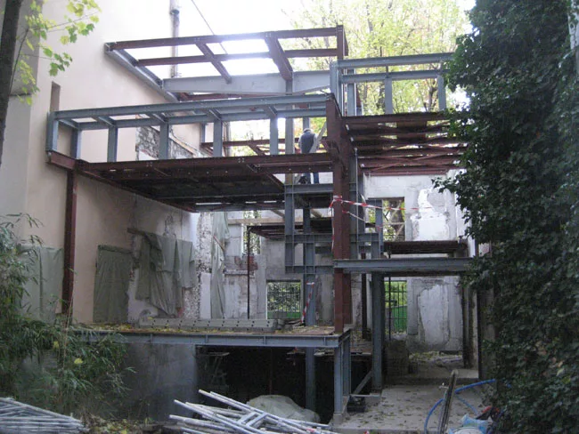 The Maison Escalier under construction. 