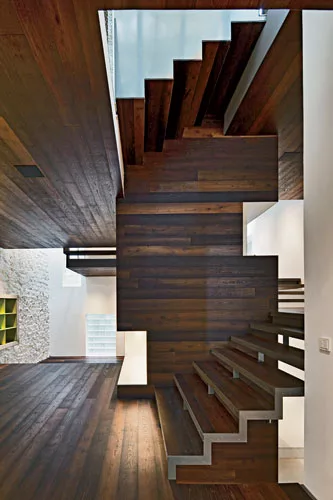 The kitchen and bathrooms are contained in the stair core.