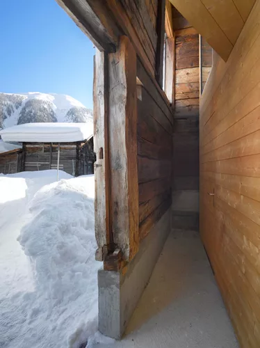 To maintain the building's integrity, Krampulz nestled an inner, irregularly shaped shell within the original square barn.