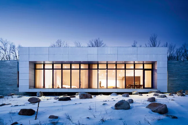 On the south face, Reue framed the expanse of windows in fiber cement board panels and clad the flanking ends in bluestone.