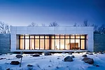 On the south face, Reue framed the expanse of windows in fiber cement board panels and clad the flanking ends in bluestone.