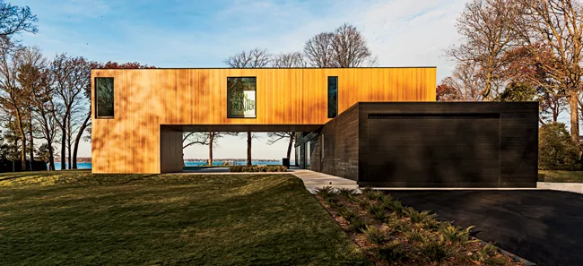 The house is made of two L-shaped volumes, one lying on its 'back' and the other tipped on its 'foot'.