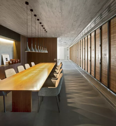 Ipé wood partitions enclose the dining area. Mashrabiya screens divide the indoor and outdoor dining areas.