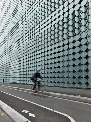 Dynamic Facades: Buildings Show Off New Moves