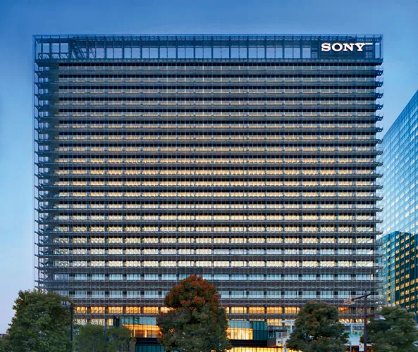 Dynamic Facades: Buildings Show Off New Moves