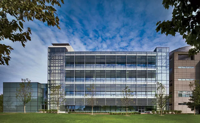 Dynamic Facades: Buildings Show Off New Moves
