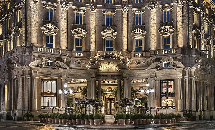 Starbucks Open First Store in Milan
