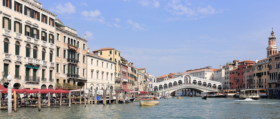 1280px-Panorama_of_Canal_Grande_and_Ponte_di_Rialto_Venice_-_September_2017.jpg