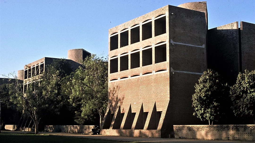 LeadKahn 1  IIMA Dormitories facing   south showing rooms with shaded loggias Photo WJR Curtis 1985 000033.jpg