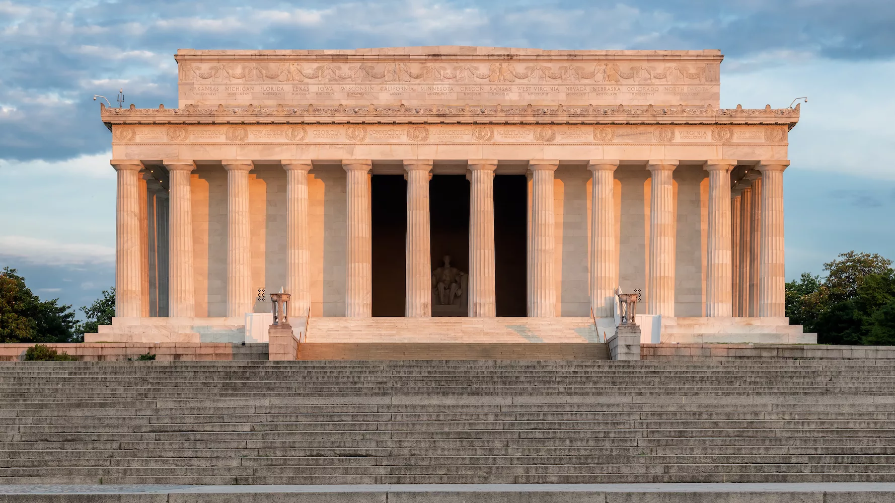 lincoln memorial at sunrise