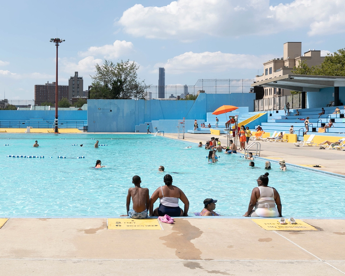 people fill a public swimming pool in nyc.