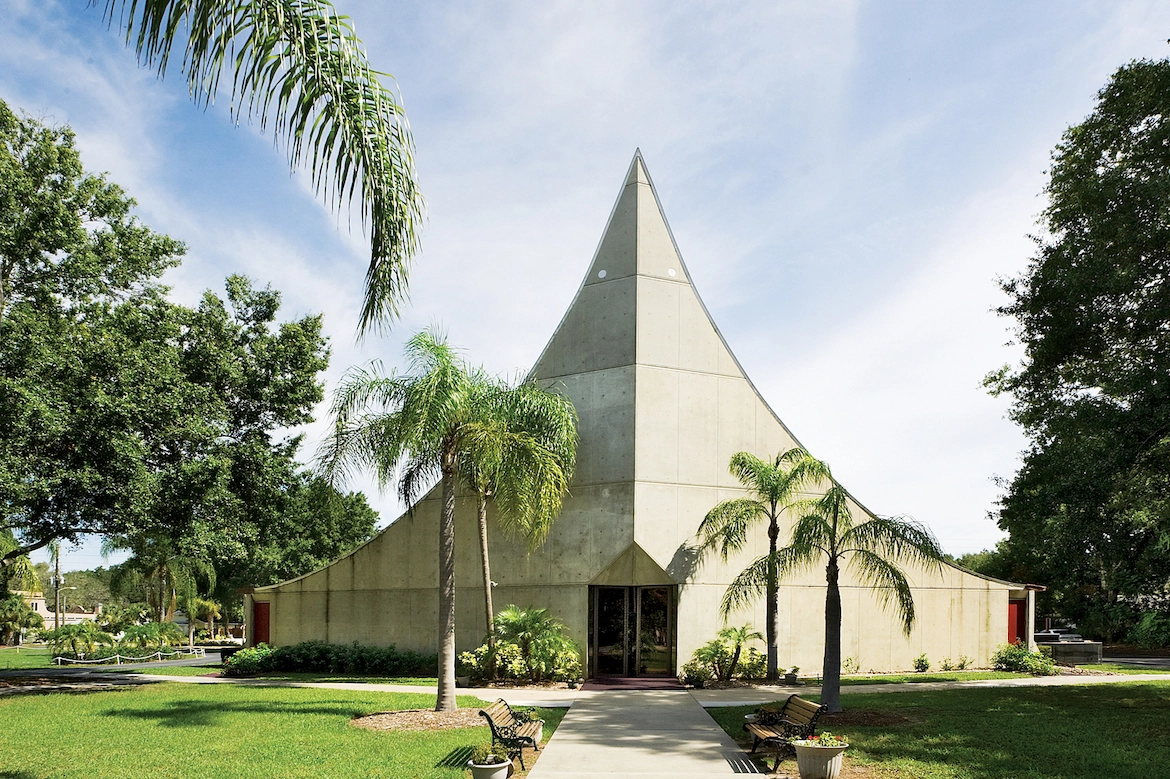 a curvaceous modernist church in florida.
