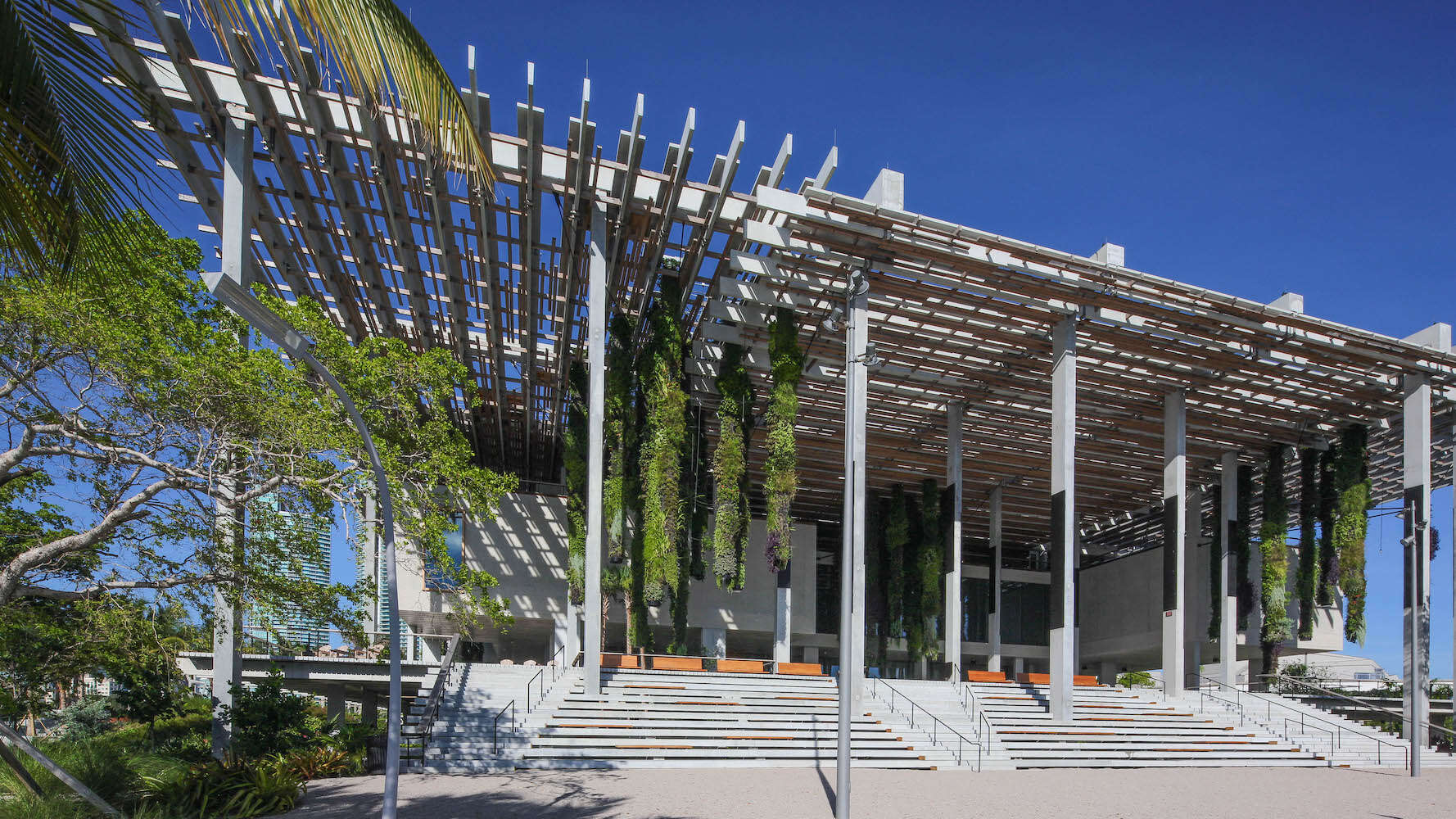 Pérez Museum in Miami Replaces Hanging Garden with Plastic Plants