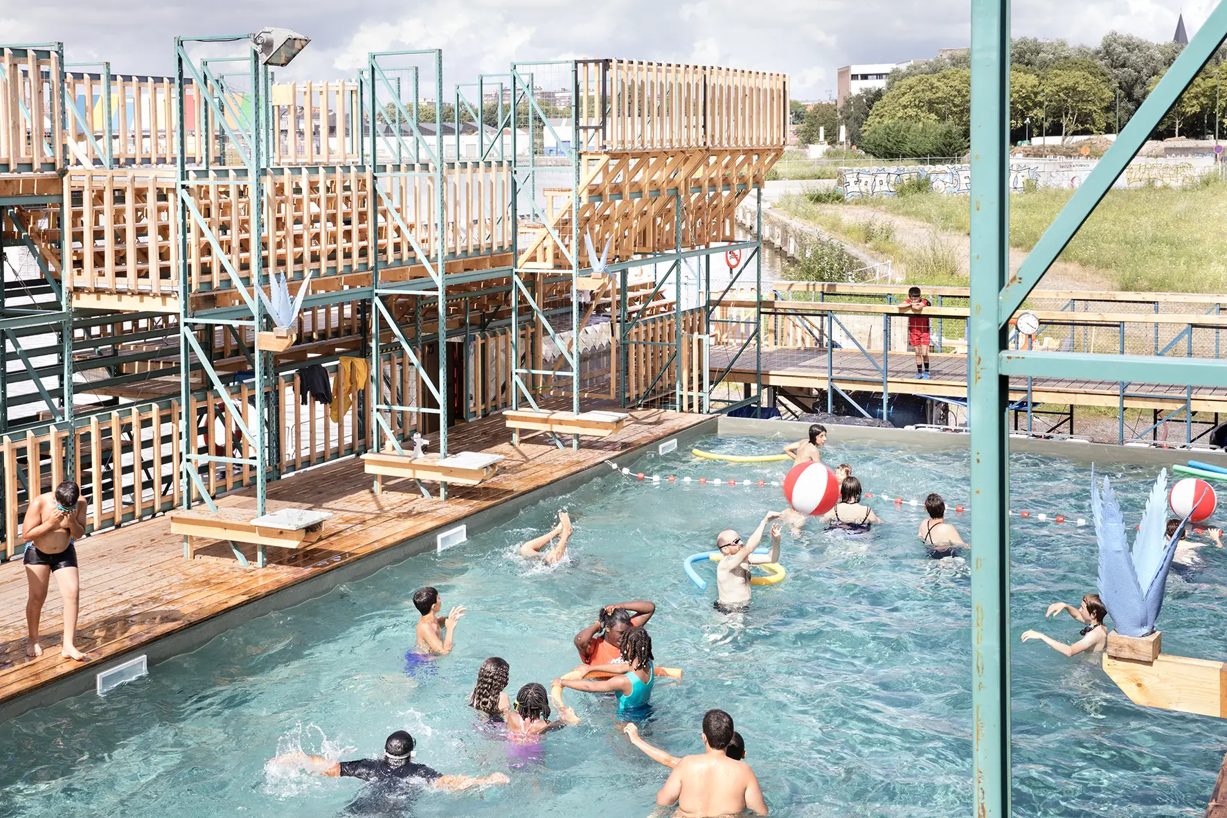 Flow swimming pool .