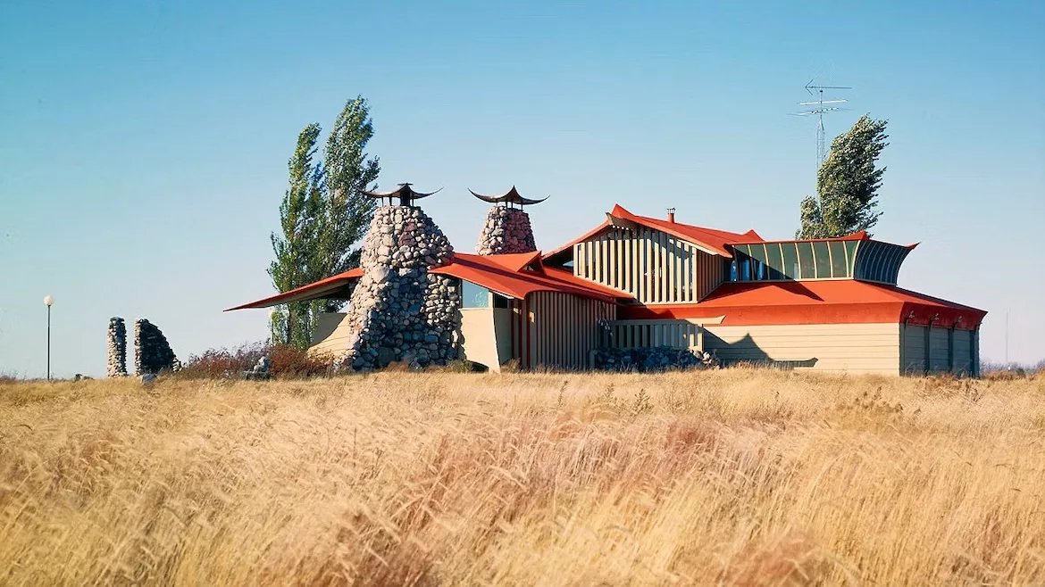 Glen and Luetta Harder House, Mountain Lake, Minnesota, 1980. Bruce Goff. Photograph by Julius Shulman. © J. Paul Getty Trust. Getty Research Institute, Los Angeles (2004.R.10).