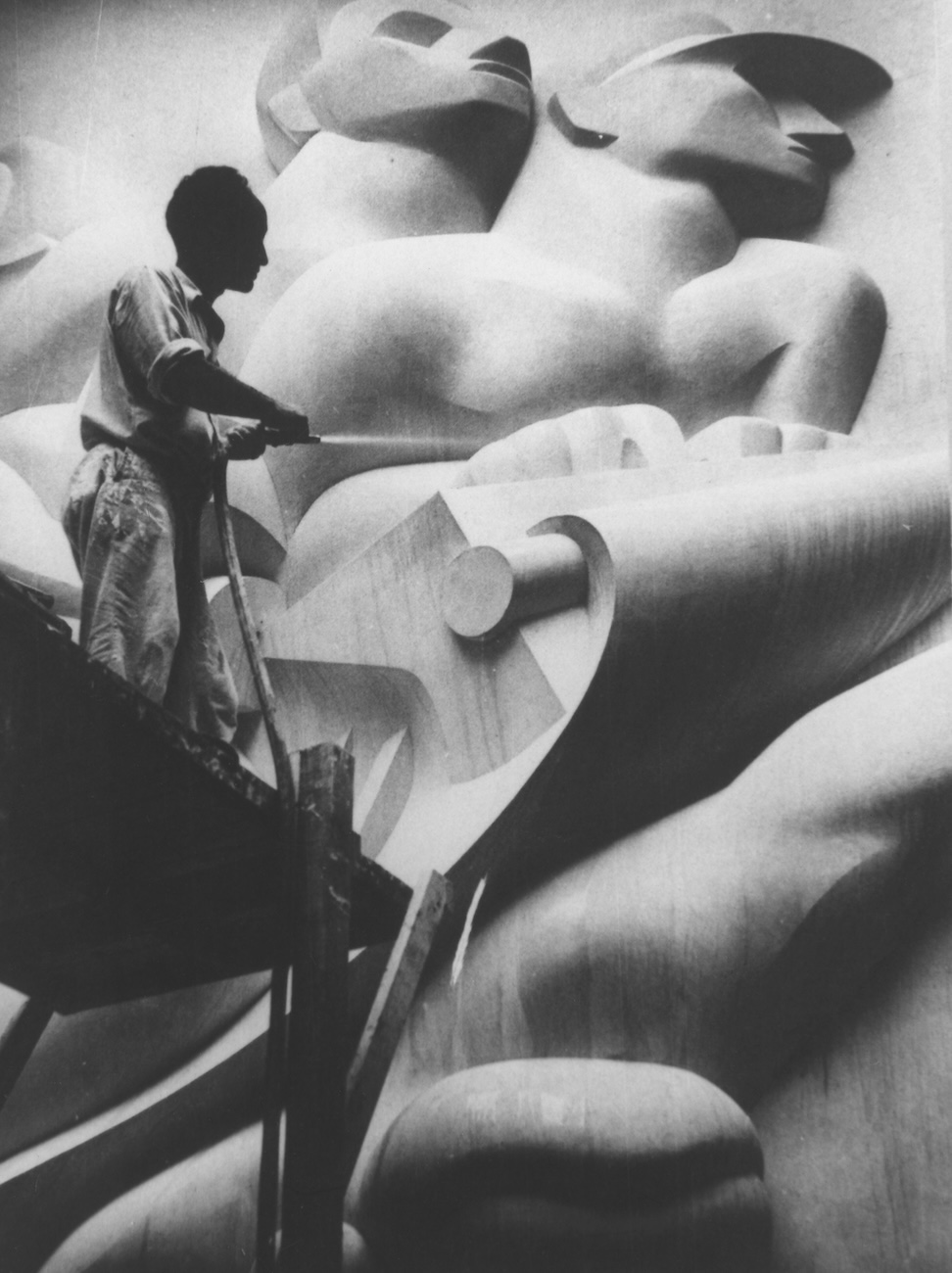 Isamu Noguchi working on News (1938-40), 1939