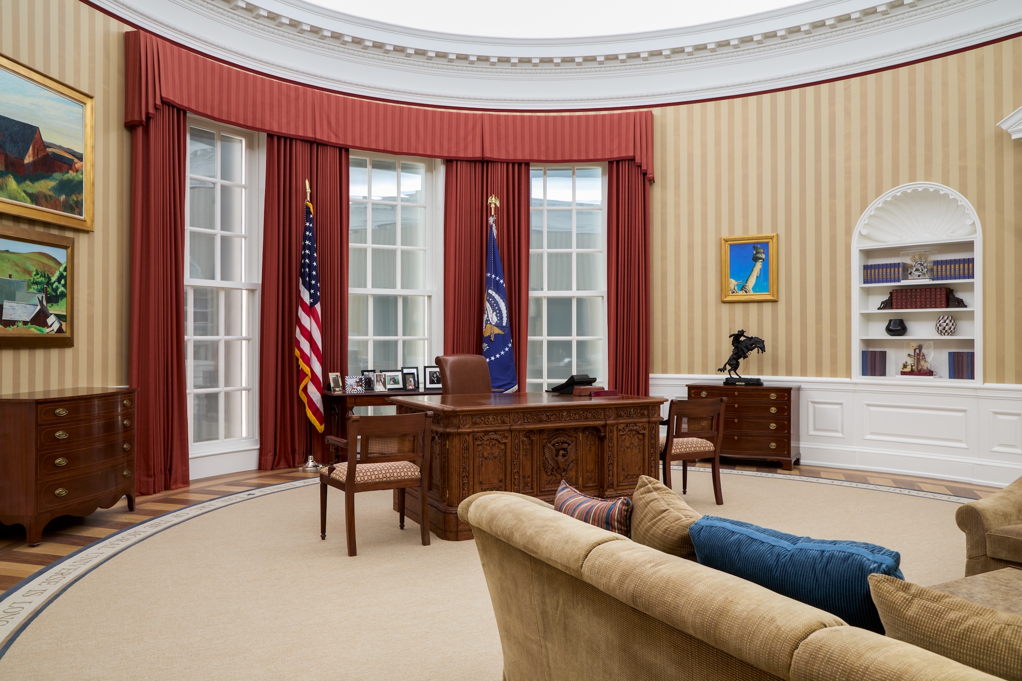 replica oval office.