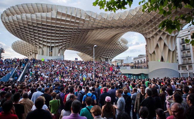 Sparked by the crumbling economy, peaceful protests began taking place in Spain, such as one on May 19, 2011, at the Plaza de la Encarnación in Seville. The Metropol Parasol designed by J. Mayer H. Architects framed the occasion.